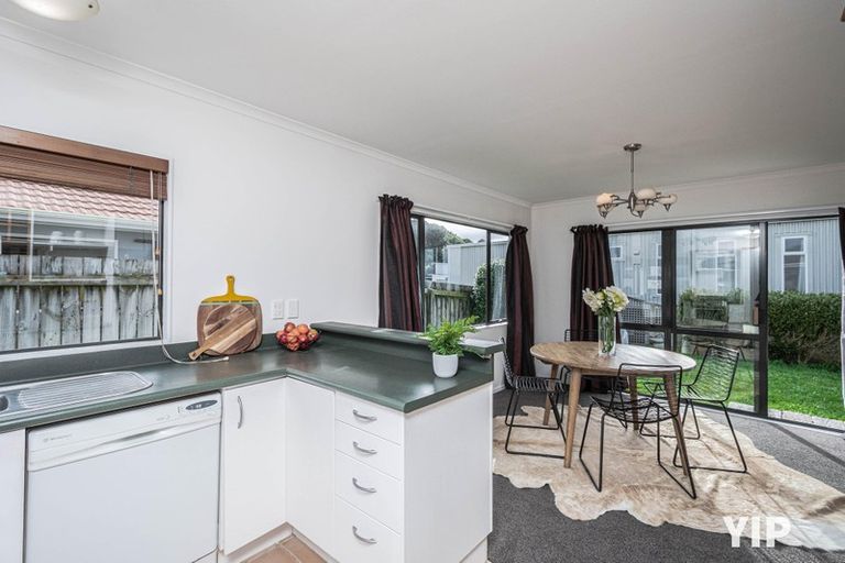 Photo of property in 1a Bennett Grove, Newlands, Wellington, 6037