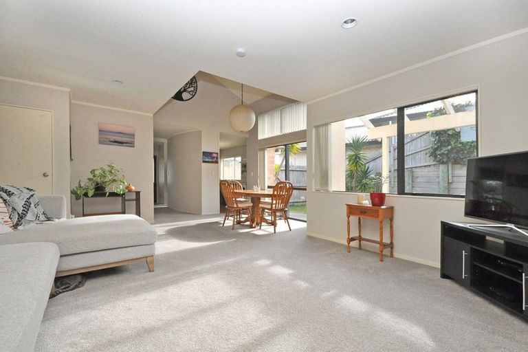 Photo of property in 2/65 Donald Street, Stanmore Bay, Whangaparaoa, 0932