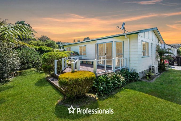 Photo of property in 1 Gemstone Drive, Birchville, Upper Hutt, 5018
