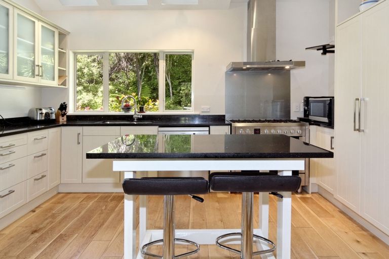 Photo of property in 33 Cochran Road, Oratia, Auckland, 0604