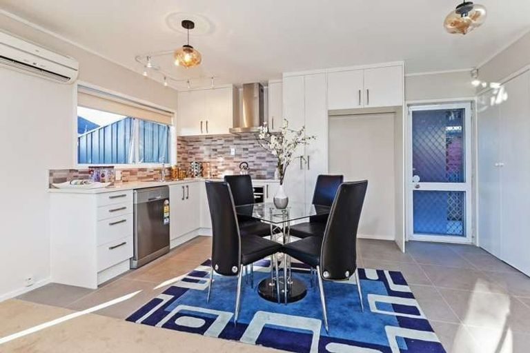 Photo of property in 2 Caspian Close, New Lynn, Auckland, 0600