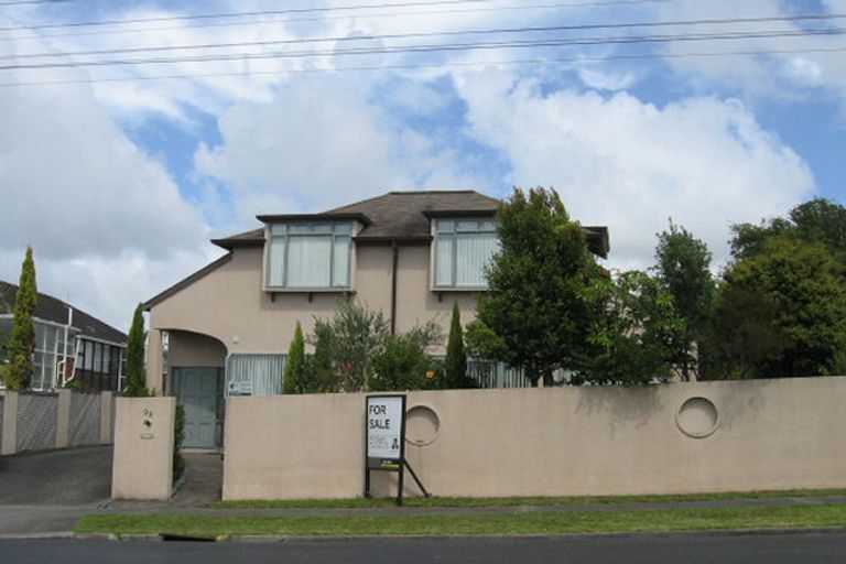 Photo of property in 2/98 East Coast Road, Forrest Hill, Auckland, 0620