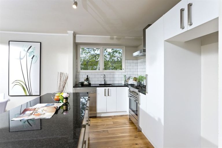 Photo of property in 1/32 Tamahere Drive, Glenfield, Auckland, 0629