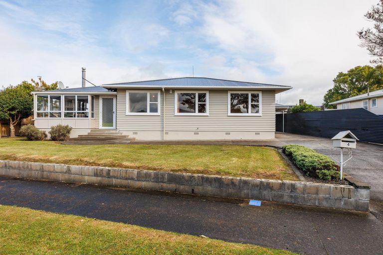 Photo of property in 4 Ellesmere Crescent, Highbury, Palmerston North, 4412