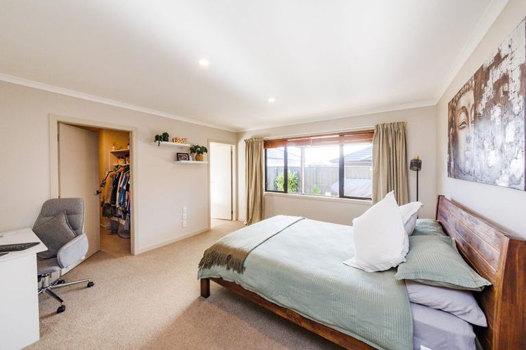 Photo of property in 34 Cyprus Place, Fitzherbert, Palmerston North, 4410