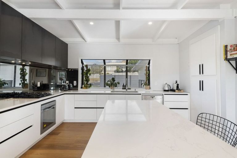 Photo of property in 1/52 Pupuke Road, Hillcrest, Auckland, 0627