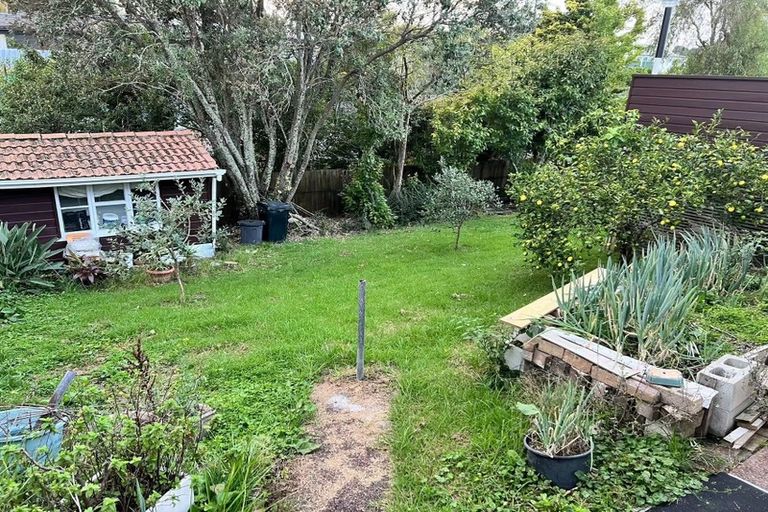 Photo of property in 30 Taupiko Place, Green Bay, Auckland, 0604