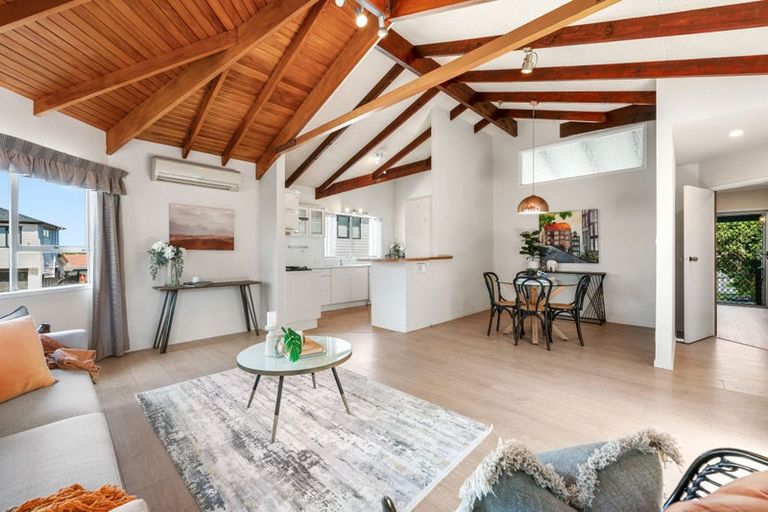 Photo of property in 10 Borrowdace Avenue, Botany Downs, Auckland, 2010