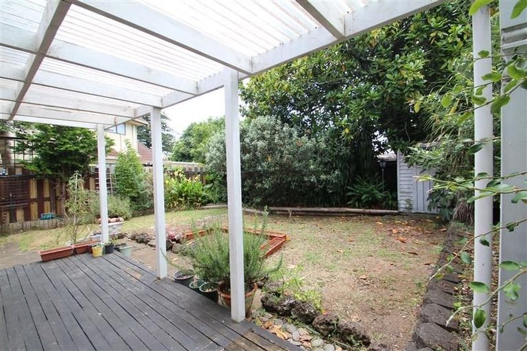 Photo of property in 2/7 Roslyn Road, Mount Wellington, Auckland, 1060