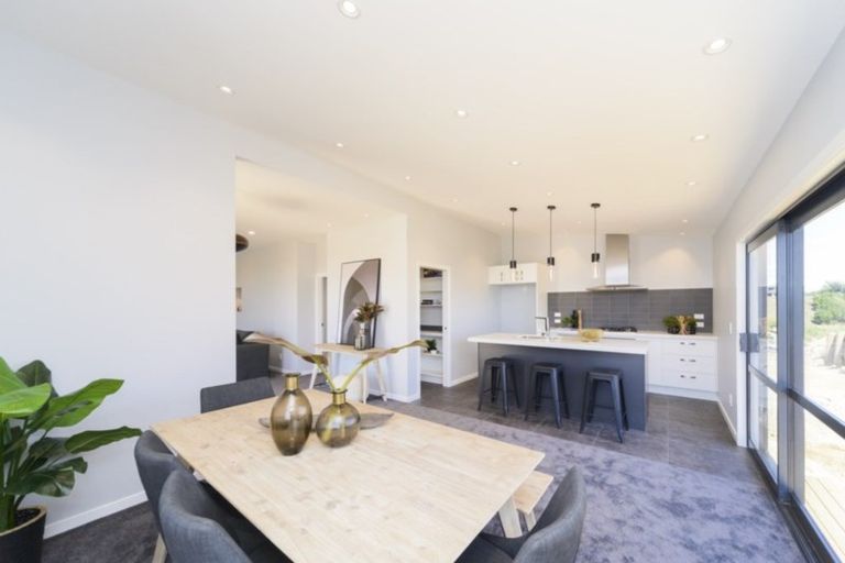 Photo of property in 3 Vaucluse Heights, Fitzherbert, Palmerston North, 4410