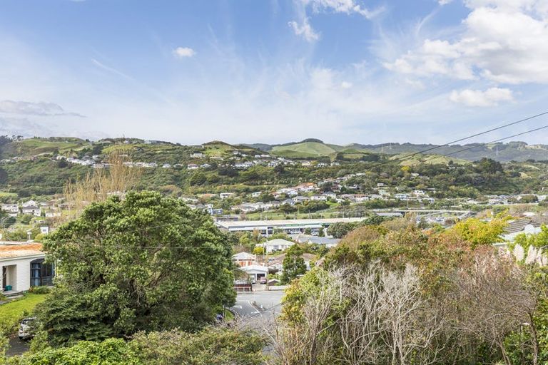 Photo of property in 9 Victory Crescent, Tawa, Wellington, 5028