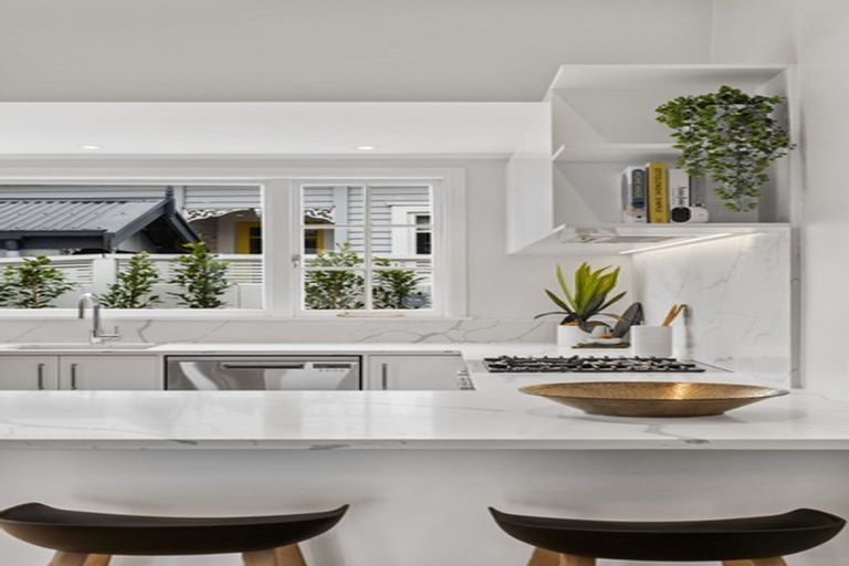 Photo of property in 7 Fairfax Avenue, Northcote, Auckland, 0627