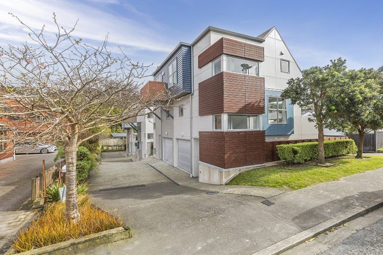 Photo of property in 1/12 Agra Crescent, Khandallah, Wellington, 6035