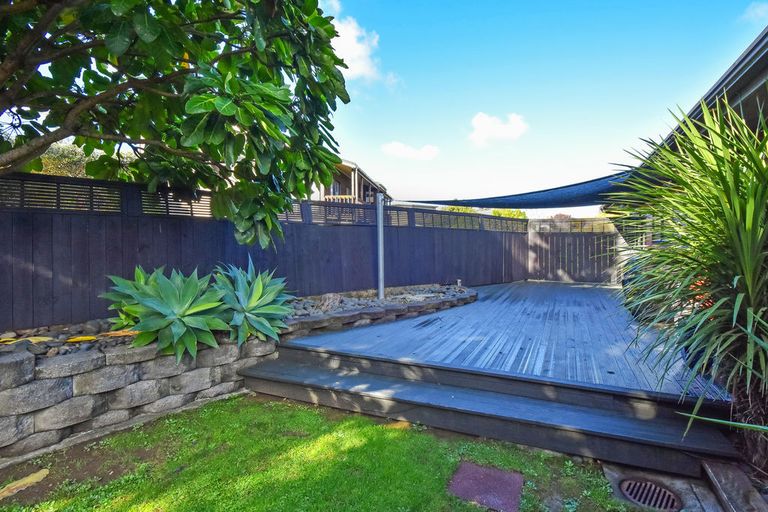 Photo of property in 21 Orinda Close, Botany Downs, Auckland, 2010