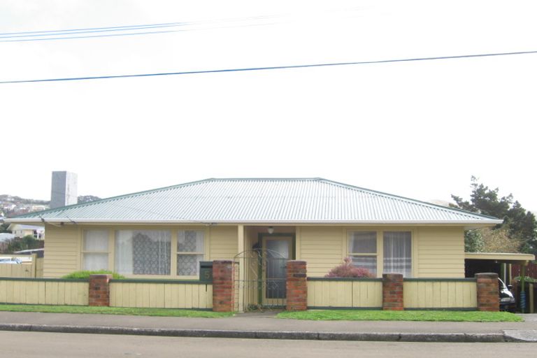 Photo of property in 5 Cara Crescent, Paparangi, Wellington, 6037