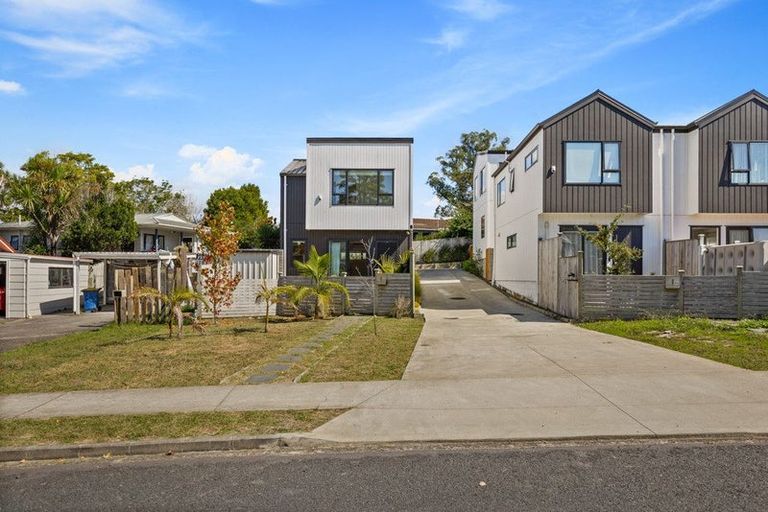 Photo of property in 4a Trengove Place, West Harbour, Auckland, 0618