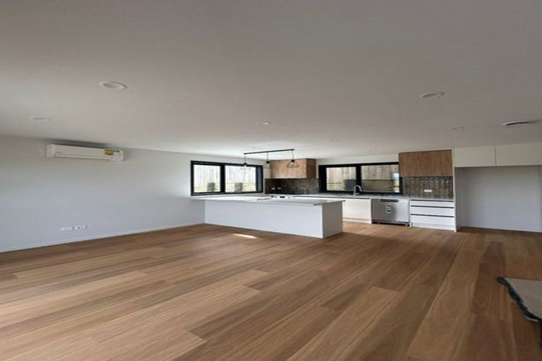 Photo of property in 43 Savoy Road, Glen Eden, Auckland, 0602