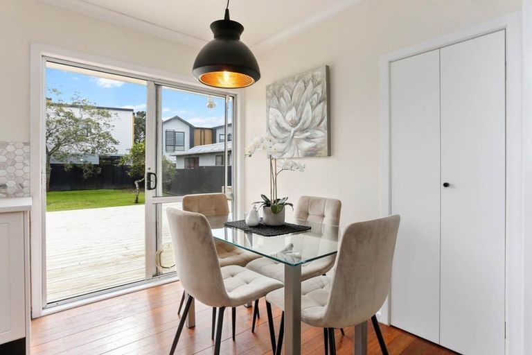 Photo of property in 28 Harbour View Road, Te Atatu Peninsula, Auckland, 0610