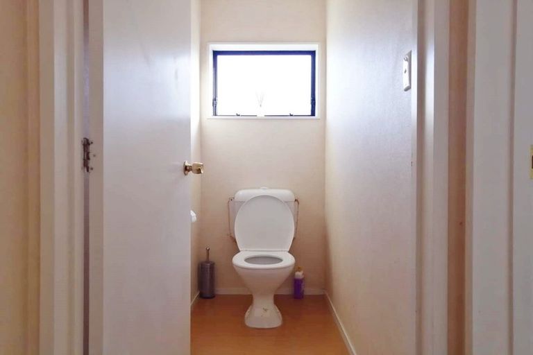 Photo of property in 8a Eske Place, Highland Park, Auckland, 2010