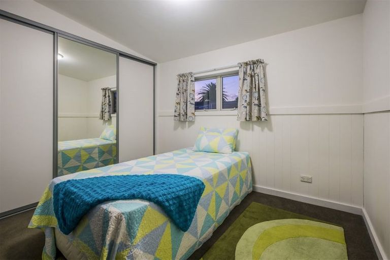 Photo of property in 3 Karaka Road, Kawakawa Bay, Papakura, 2585