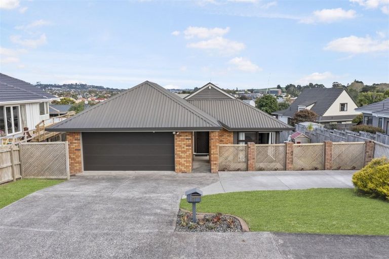Photo of property in 4 Pinewood Grove, Botany Downs, Auckland, 2010