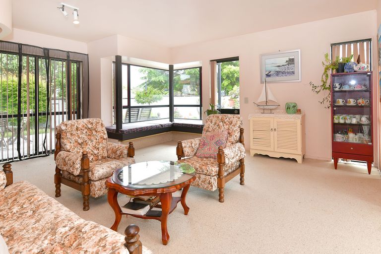 Photo of property in 27 Maygrove Drive, Orewa, 0931