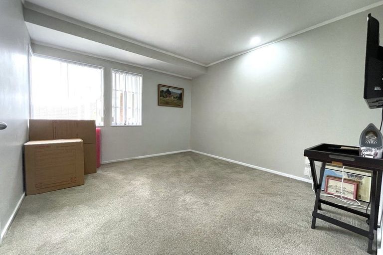 Photo of property in 6 Veagh Place, Highland Park, Auckland, 2010