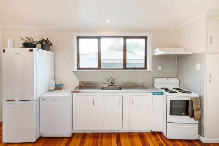 Photo of property in 11 Montrose Place, Takaro, Palmerston North, 4412