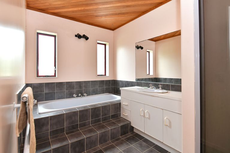 Photo of property in 27 Maygrove Drive, Orewa, 0931