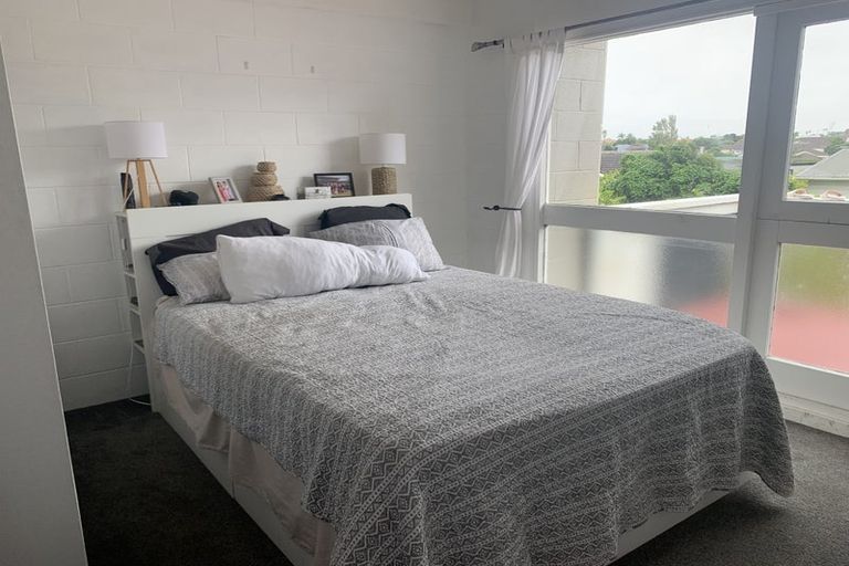 Photo of property in 1/1 Corrella Road, Belmont, Auckland, 0622