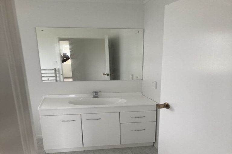 Photo of property in 7 Andros Place, Unsworth Heights, Auckland, 0632