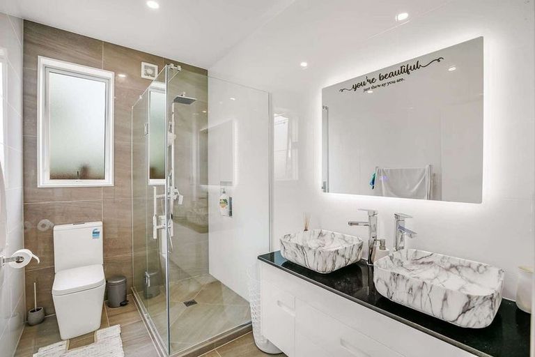 Photo of property in 103e Woodglen Road, Glen Eden, Auckland, 0602