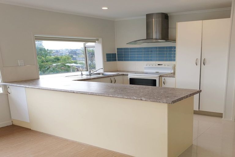 Photo of property in 8 Tawavale Crescent, Totara Vale, Auckland, 0629