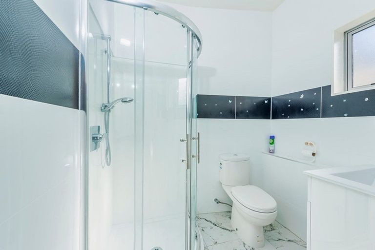 Photo of property in 2 Doone Place, Massey, Auckland, 0614