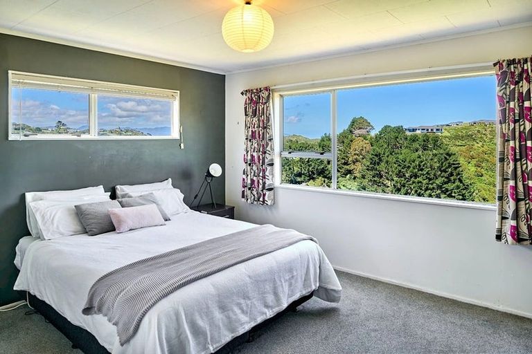 Photo of property in 18a Cheltenham Terrace, Newlands, Wellington, 6037