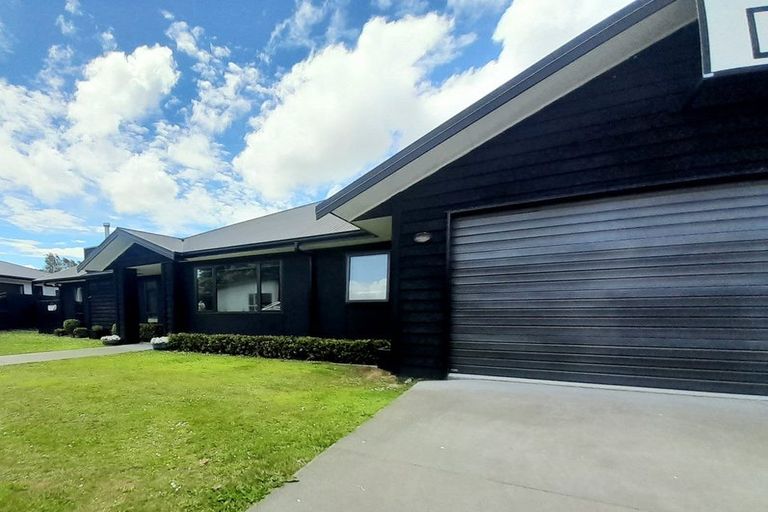 Photo of property in 5 D'urville Place, Kelvin Grove, Palmerston North, 4414