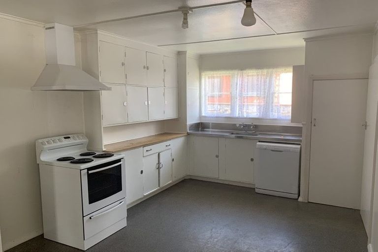 Photo of property in 39 Bledisloe Crescent, Wainuiomata, Lower Hutt, 5014