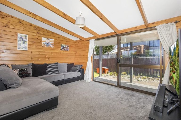 Photo of property in 2/11 Dalmahoy Place, Wattle Downs, Auckland, 2103