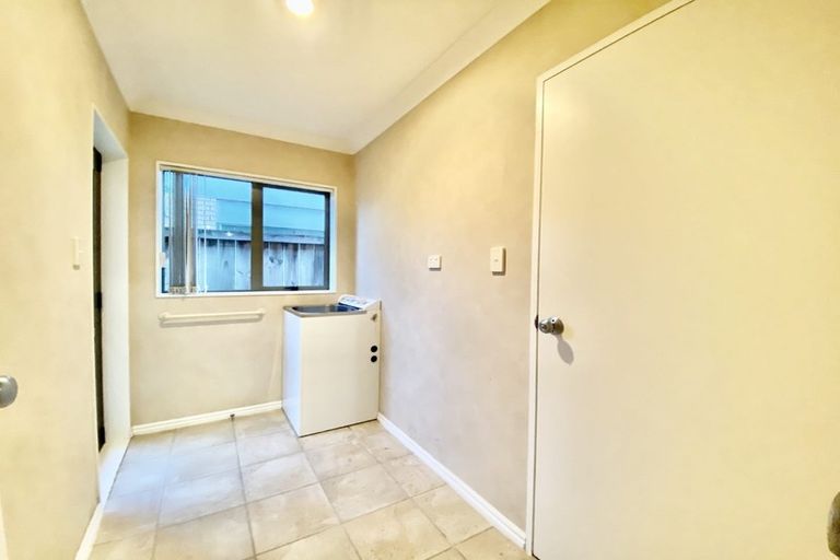 Photo of property in 6 Lissleton Drive, East Tamaki, Auckland, 2013