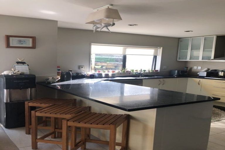 Photo of property in 18 Catlins Place, Fairview Heights, Auckland, 0632