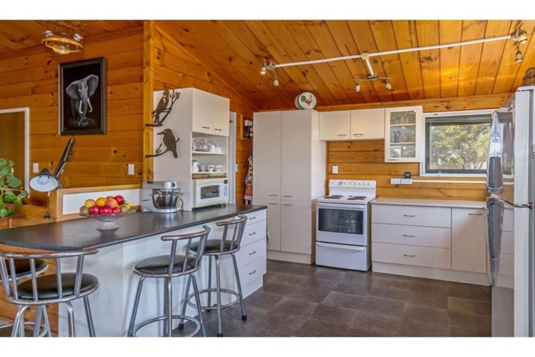 Photo of property in 1394 Whangaparaoa Road, Army Bay, Whangaparaoa, 0930