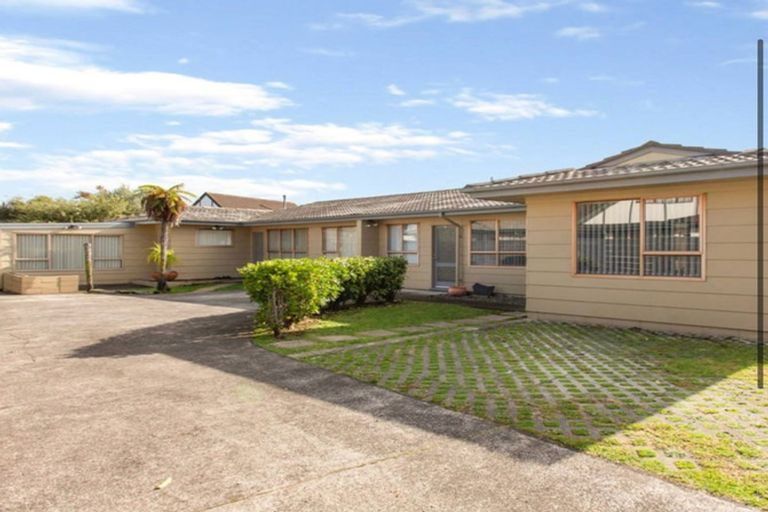 Photo of property in 2/41 Challen Close, Conifer Grove, Takanini, 2112