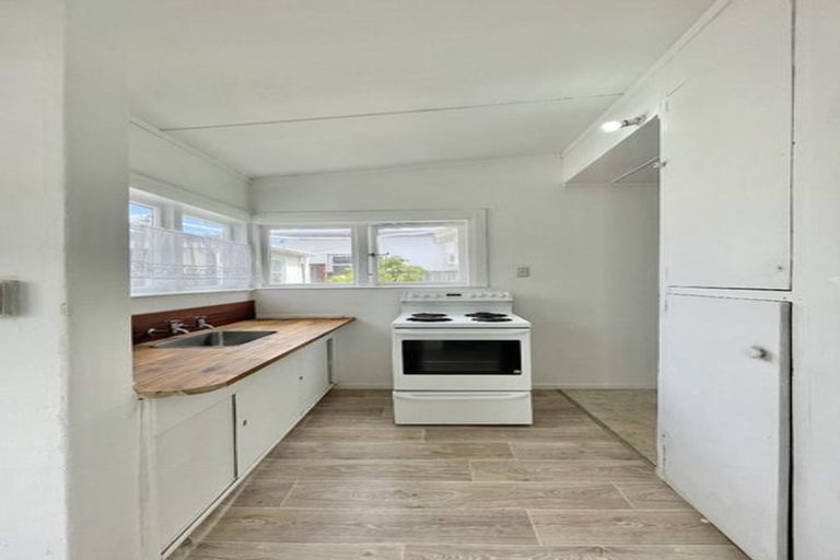Photo of property in 17 East Street, Petone, Lower Hutt, 5012