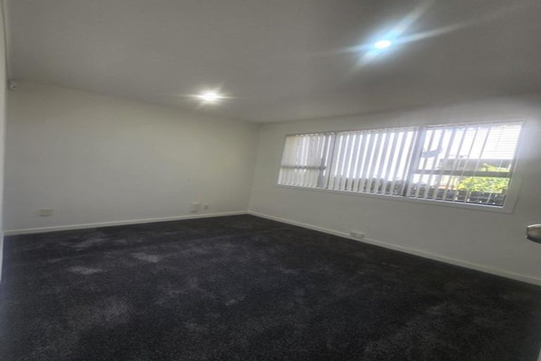 Photo of property in 9 Tatau Way, Te Atatu Peninsula, Auckland, 0610
