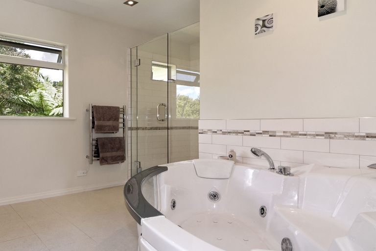 Photo of property in 33 Cochran Road, Oratia, Auckland, 0604