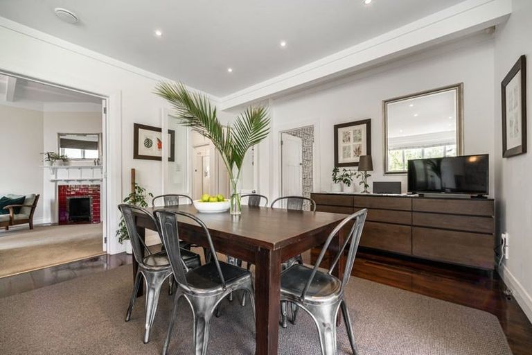 Photo of property in 15 Waterview Road, Stanley Point, Auckland, 0624