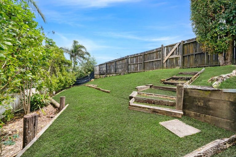 Photo of property in 1a Highgrove Lane, Totara Vale, Auckland, 0632