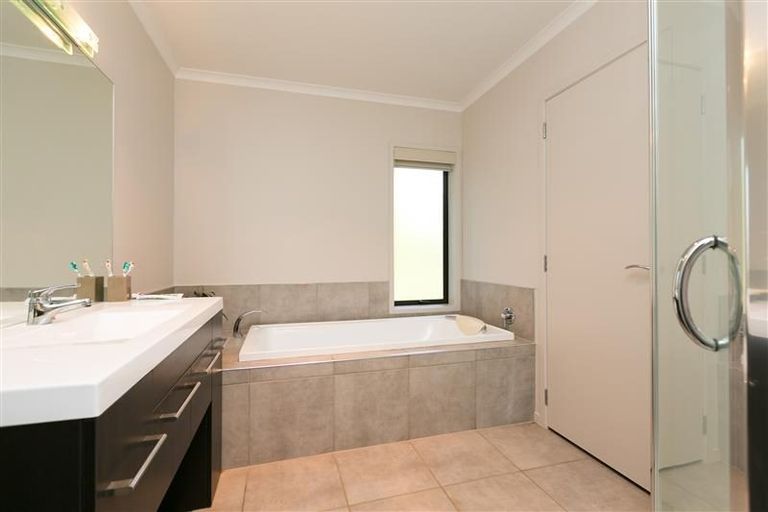 Photo of property in 21 Montrose Place, Highlands Park, New Plymouth, 4312
