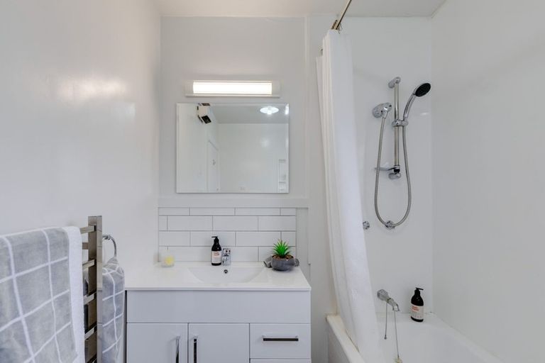 Photo of property in 10 Torquay Place, Bryndwr, Christchurch, 8053