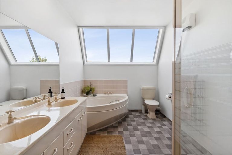 Photo of property in 10 Stormont Place, Avonhead, Christchurch, 8042